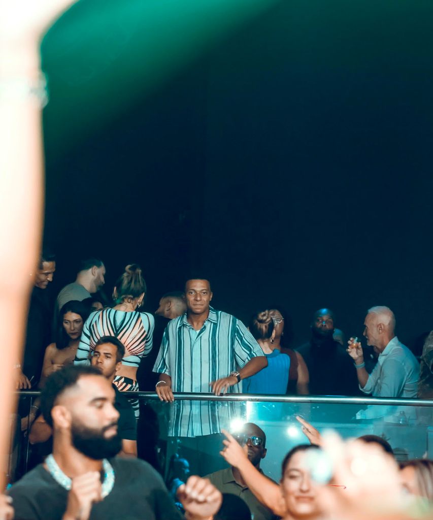 La estrella del fútbol francés Kylian Mbappé y su novia Ester Expósito en la discoteca LIV del hotel Fontainebleau Miami Beach tras el partido por el tercer puesto del Mundial de la FIFA la noche del sábado, 18 de julio de 2026