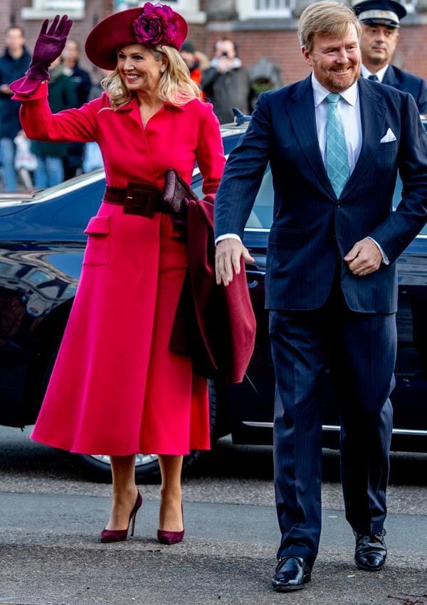 Máxima de Holanda con arigo rojo