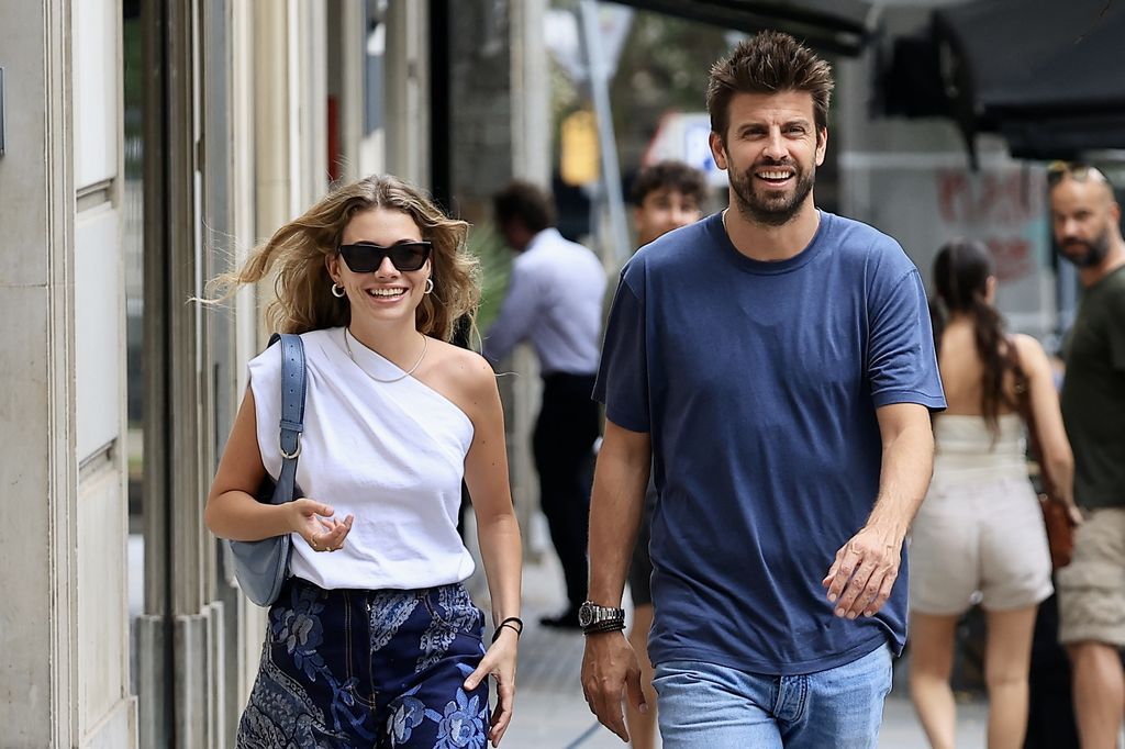 Clara Chía y Piqué en un paseo por Barcelona, en una foto que corresponde al 2023.