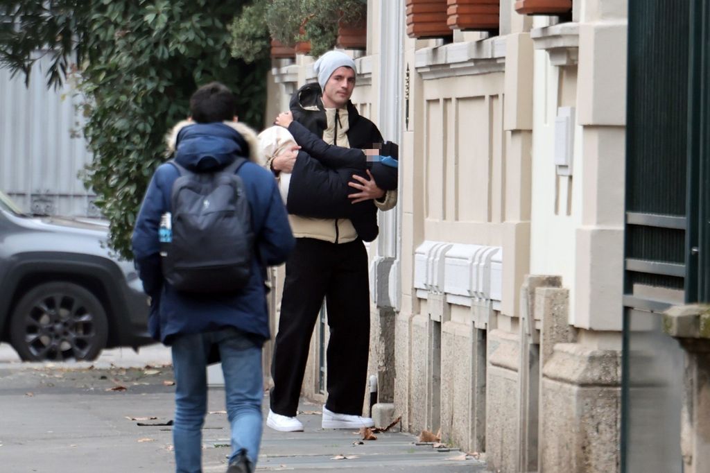 El jugador coge en brazos a su hijo y entran a la casa