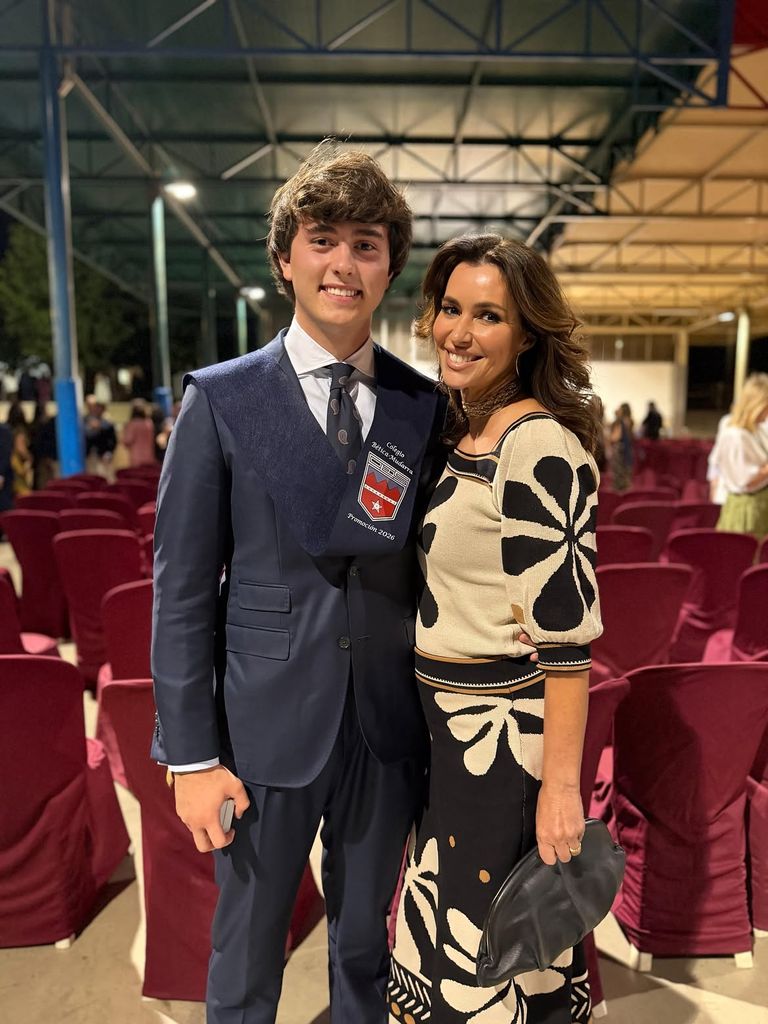 Arantxa del Sol con su hijo el día de su graduación