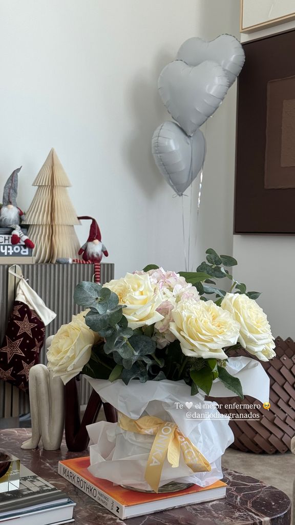 Su esposo, Danilo Díaz Granados, la sorprendió con rosas.