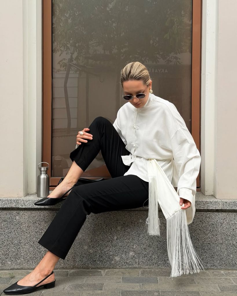 look con camisa y pañuelo a la cintura con flecos
