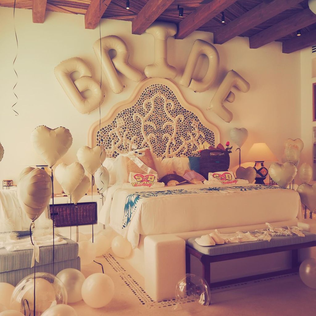 Selena Gomez mostró la hermosa decoración con globos en su habitación en su alojamiento.