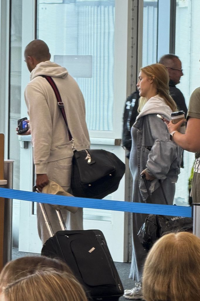 Jesse Williams y Alejandra Onieva llegando al aeropuerto de Los Ángeles