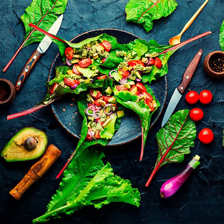 Hojas de acelga rellenas de vegetales, queso y aguacate