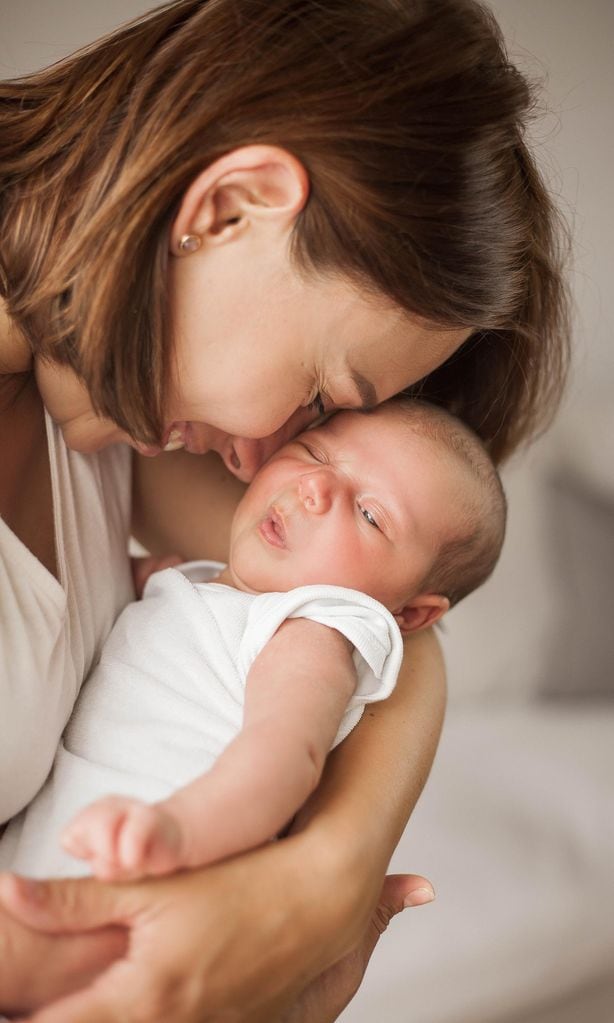 Mamá dando mimos a su bebé recién nacido