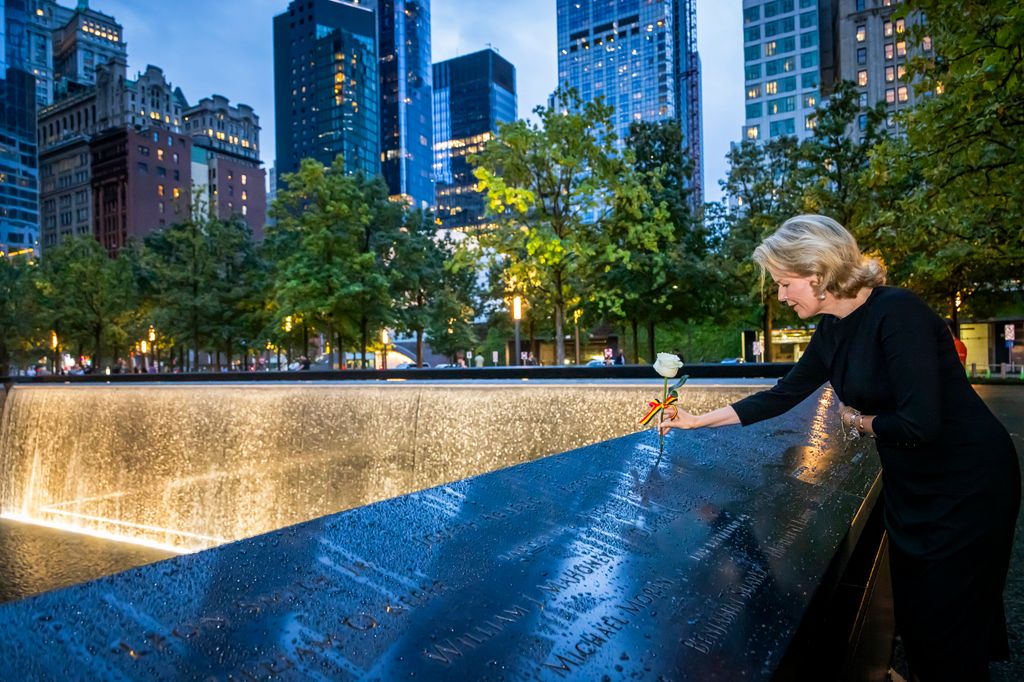 La reina Matilde deposita una rosa blanca en el monumento al 11-S en Nueva York