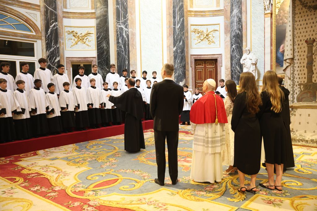 Un coro de niños y jóvenes ha agasajado al Papa antes del besamanos y del acto central de la ceremonia