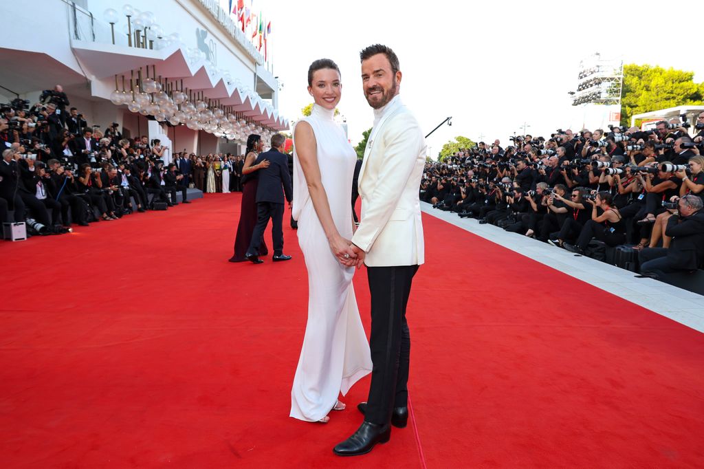 Nicole Brydon Bloom y Justin Theroux en el estreno de Beetlejuice Beetlejuice en el festival de cine de Venecia, agosto 2024