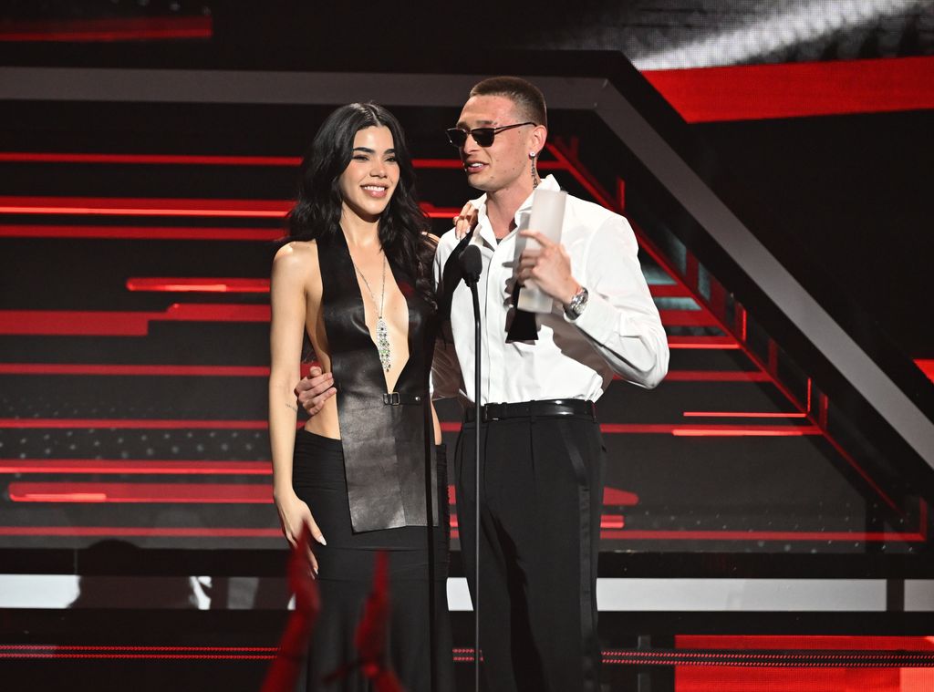 Peso Pluma le dedicó unas palabras a su novia al recibir el Premio Billboard Vanguardia.