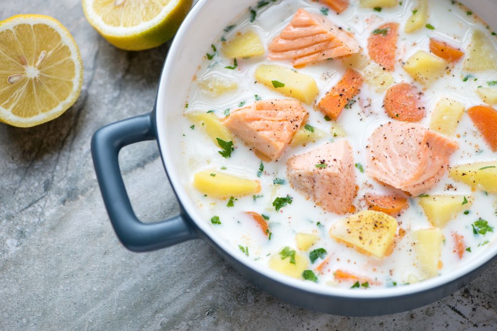 Lohikeitto: La sopa finlandesa de salmón combina patata, zanahoria, puerro, nata y eneldo en una de las recetas más reconfortantes del país.