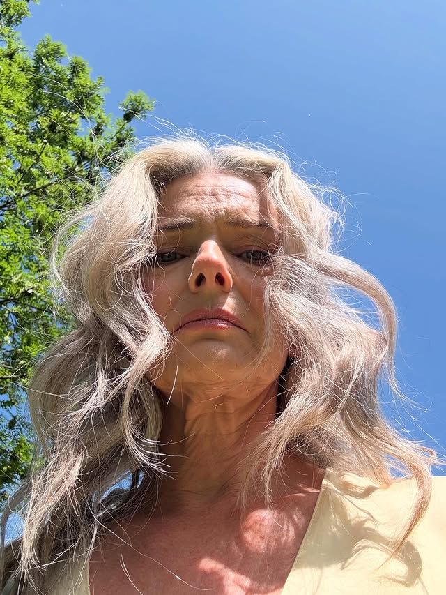 Paulina Porizkova sube un selfie en un ángulo contrapicado