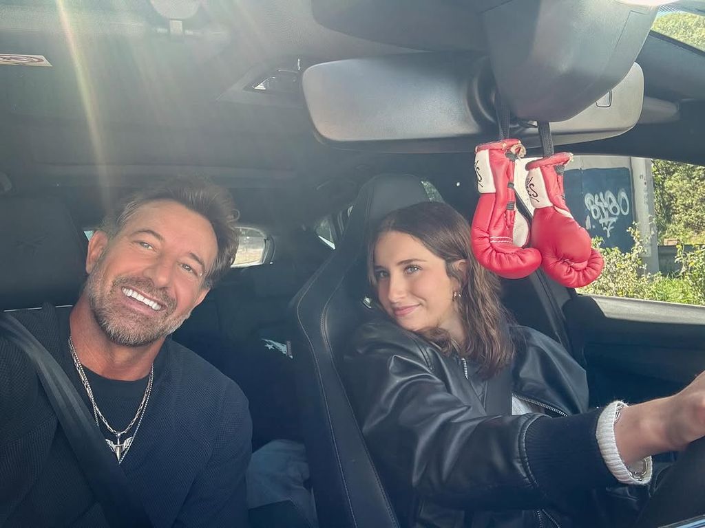 Gabriel Soto le está dando clases de manejo a su hija de 16 años. 