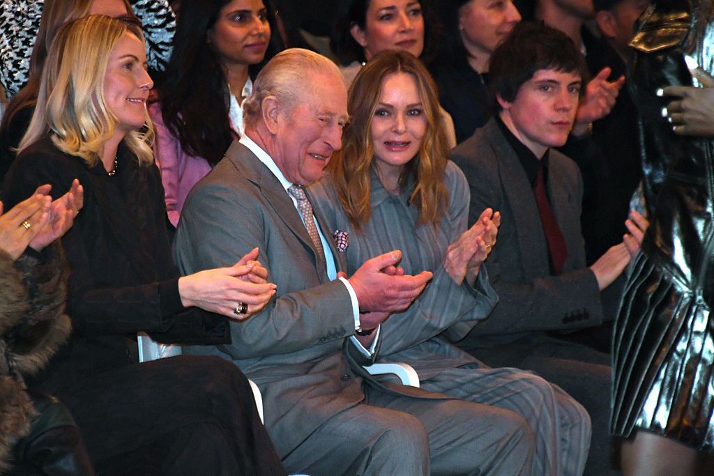 La directora del British Fashion Council, Laura Weir, el rey Carlos III, Stella McCartney y el director creativo de Alexander McQueen creative director, Sean Mcgirr