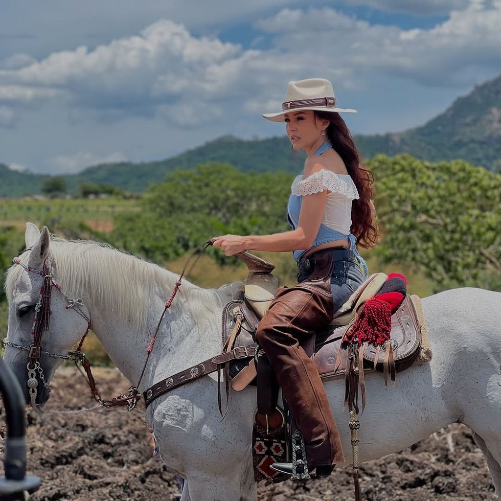 Para su papel de Doménica Montero, Angelique Boyer tomó clases de equitación. 