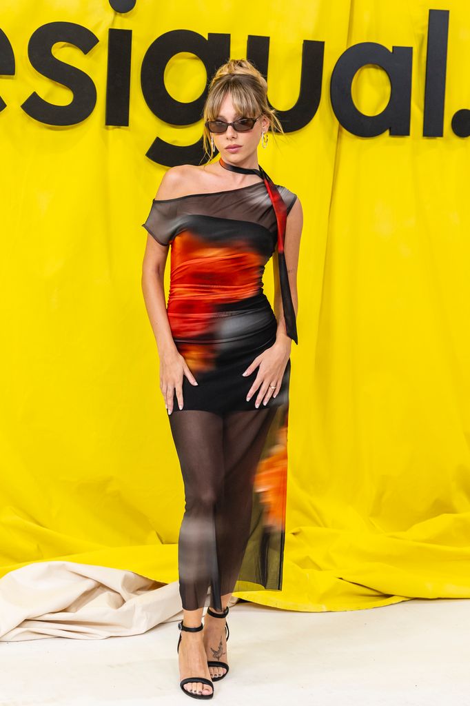 Ester Expósito posa tras llegar a la pasarela de Desigual. 