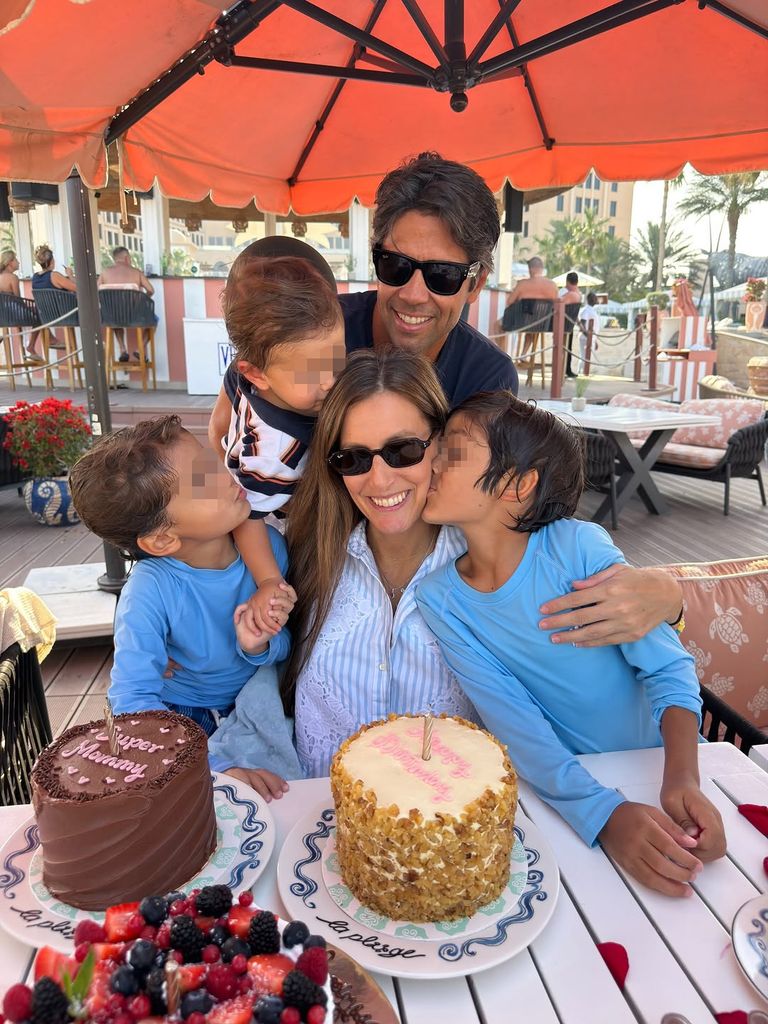 La hija de Isabel Preysler, con su marido y sus niños celebrando hace unas semanas su 37 cumpleaños
