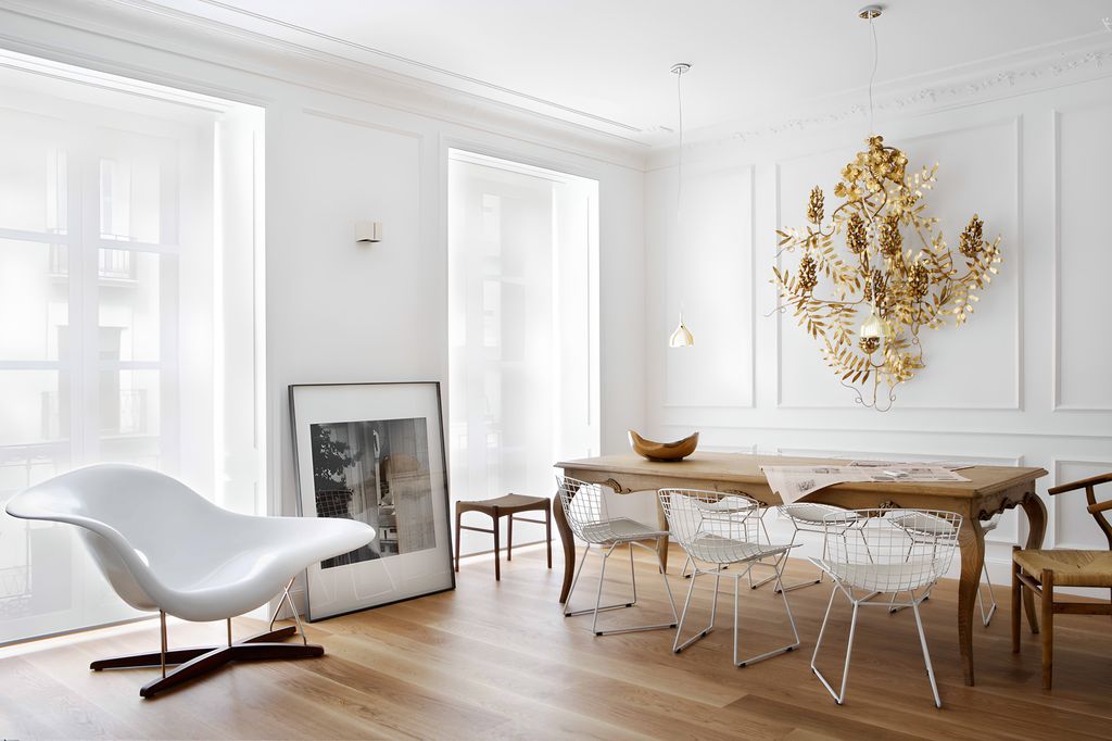 Dos sillas de comedor icónicas se combinan en un proyecto que firma Mikel Irastorza, la ‘Bertoia’ de Knoll y la ‘CH24 Wishbone’, de Carl Hansen & Son