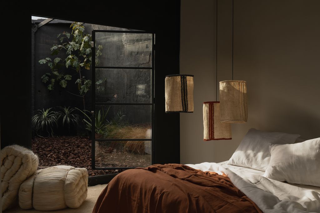 Dormitorio con jardín anexo