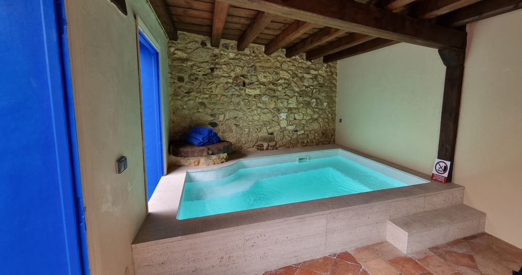 Terma que no disfrutó Lucía Bosé, dado que se construyó al convertir la casa en alojamiento turístico