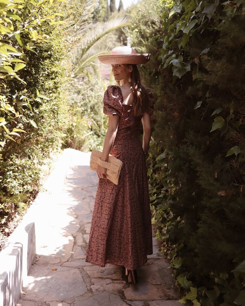 Carmen de la Puerta con look de invitada y tocado