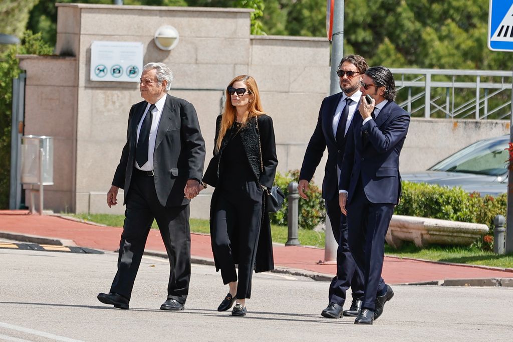Francisco de Paula de Borbón y Escasany, Olivia de Borbón, Francisco de Borbónn von Hardenberg y Julián Porras Figueroa