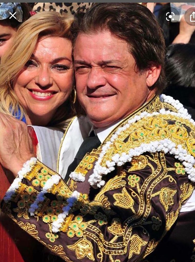Plano medio de Vicente Ruiz 'El Soro' con su mujer 