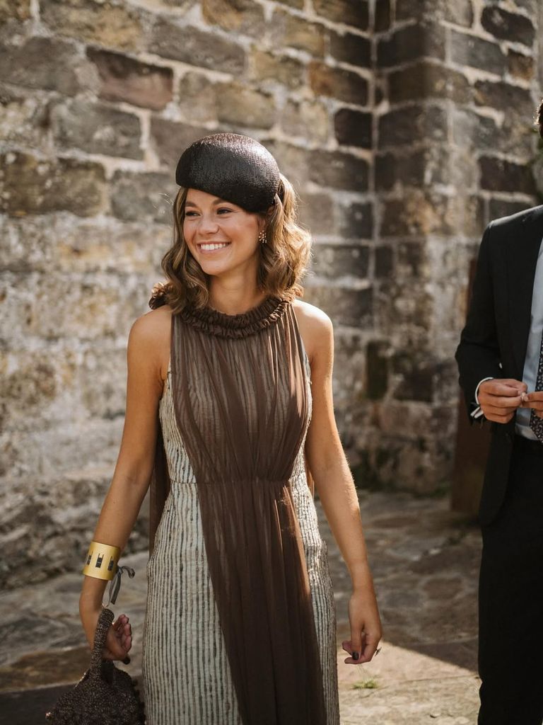 Invitada con look a medida de Poydel y tocado de Alium Alta Sombrerería