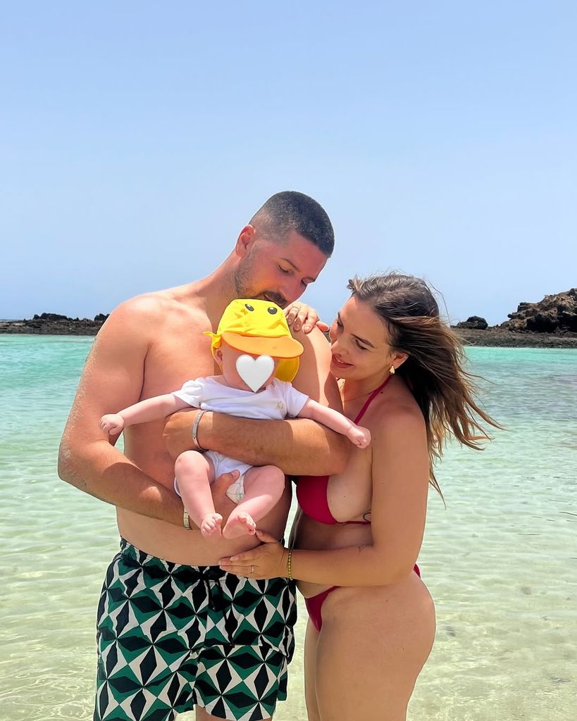 Patricia Perez y Lester Duque con su hijo