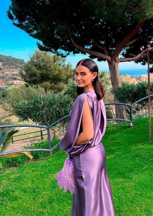 Laura Escanes con vestido de invitada largo y satinado