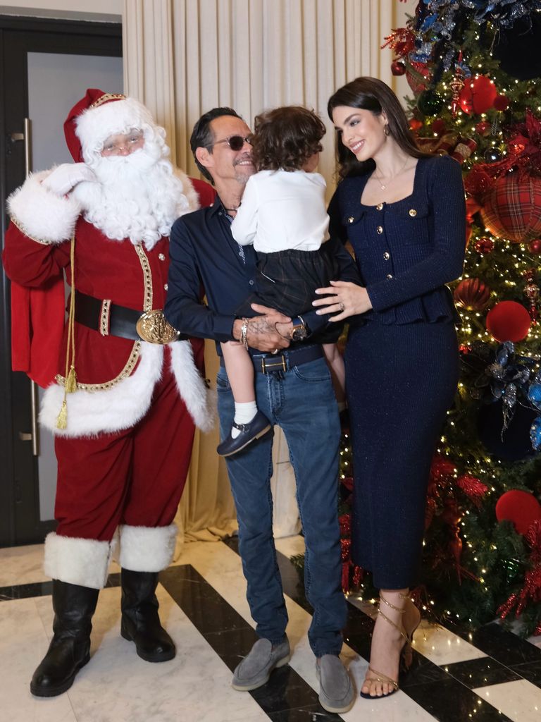 Marc Anthony y Nadia Ferreira con su hijo 'Marquito' en Navidad.