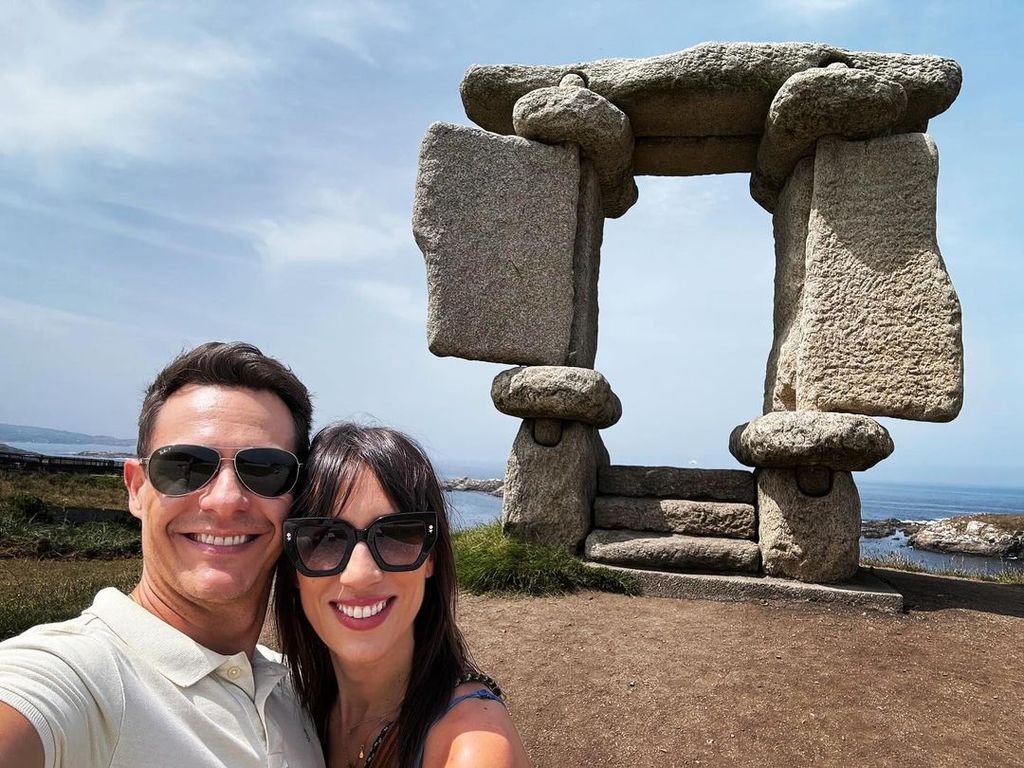 Christian Gálvez y Patricia Pardo celebran sus bodas de algodón en el mirador Ventana al Atlántico, Galicia, 29 de julio de 2024