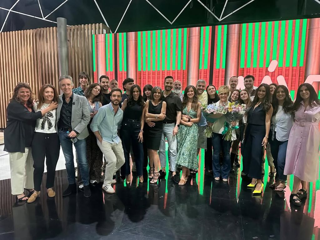 La presentadora rodeada de todo su equipo