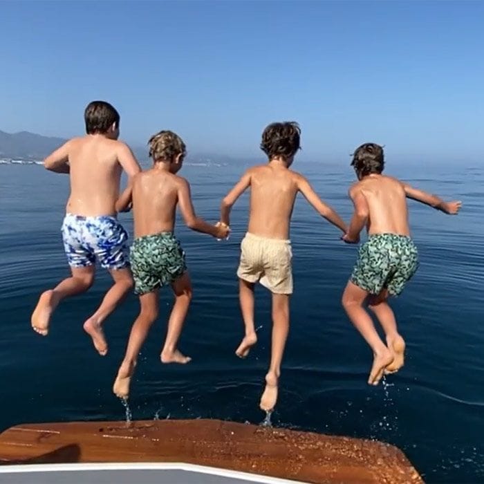 Caritina y Carla Goyanes con sus hijos