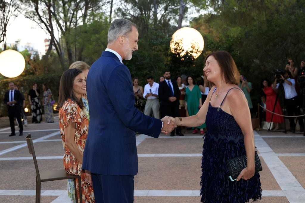 Los Reyes  y doña Sofía en Marivent saludando a la presidenta del Congreso de los Diputados, Francina Armengol