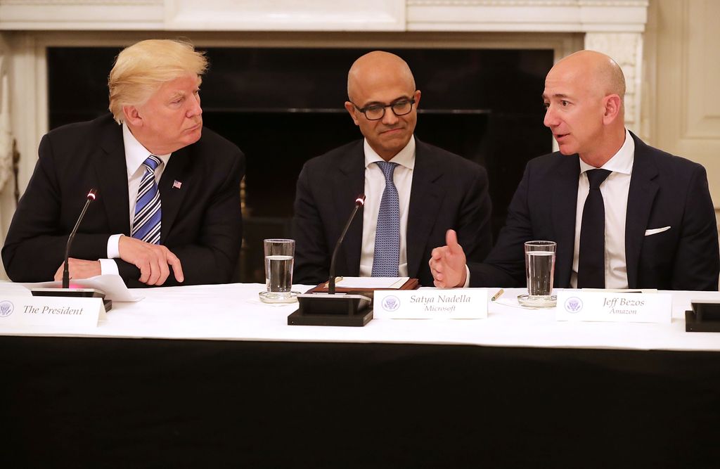 Jeff Bezos, junto a Donald Trump y Satya Nadella en una reunión tecnológica en la Casa Blanca , una imagen que refleja el peso político y económico del fundador de Amazon en Estados Unidos