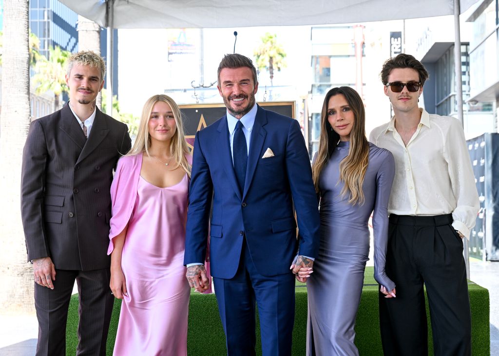 Romeo Beckham, Harper Beckham, David Beckham, Victoria Beckham y Cruz Beckham acompañan a David Beckham en la ceremonia de su estrella en el Paseo de la Fama en Hollywood 