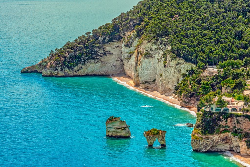 Vista panorámica de la bellísina bahía delle Zagare, con el Parque Nacional de Gargano, en la zona de Puglia, Italia