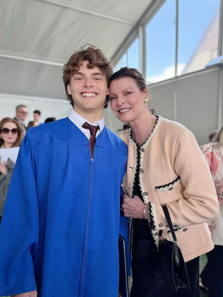Linda Evangelista con su hijo