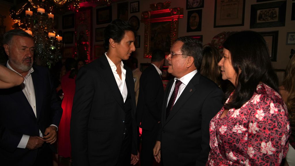 El torero, conversando con el embajador de Perú en España, Luis Iberico