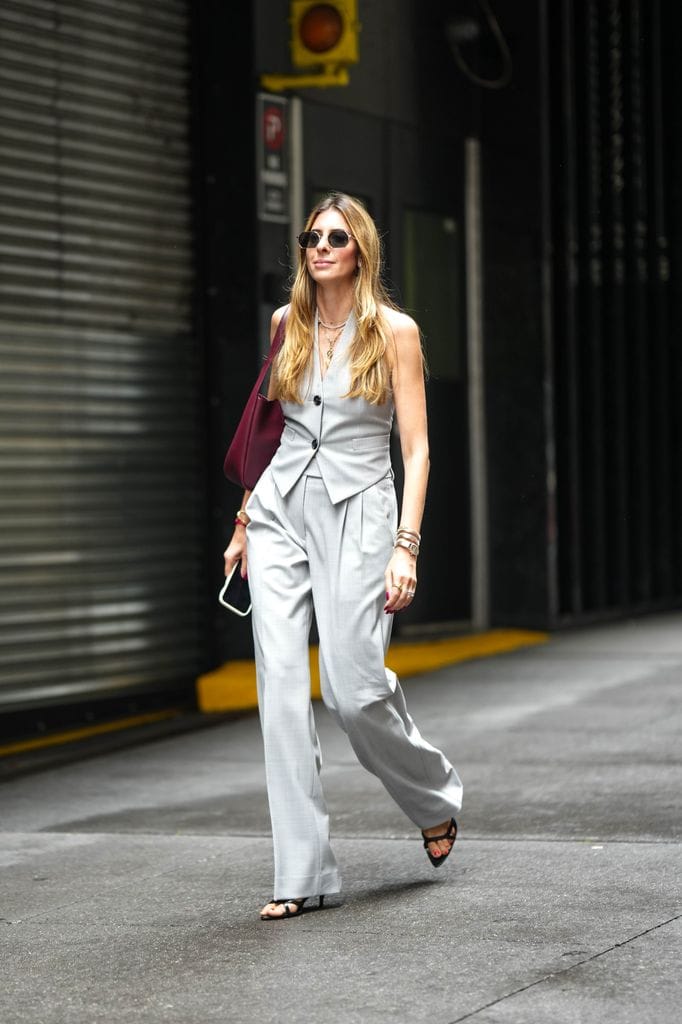Looks con pantalones palazzo para primavera y verano 2025
