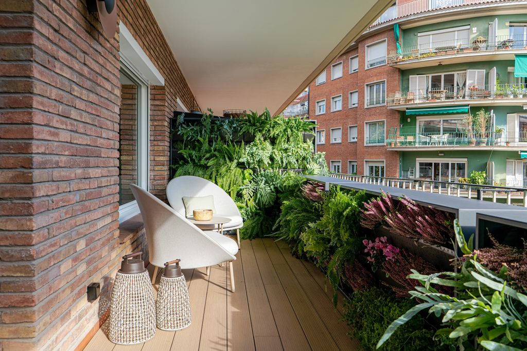Balcón pequeño con jardín vertical. 