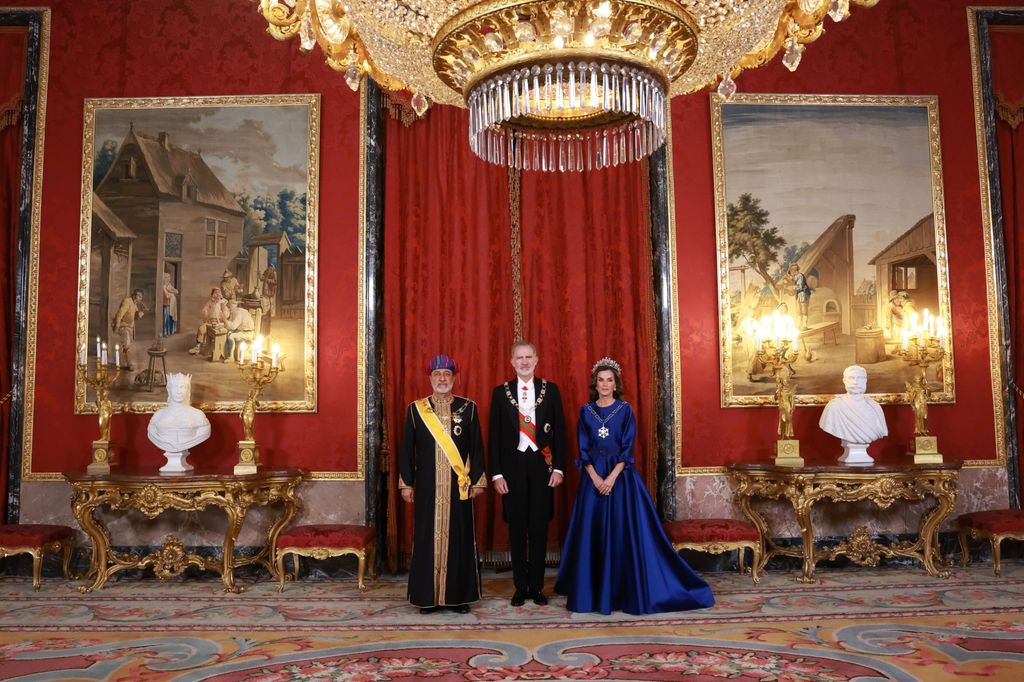 El rey Felipe VI y la reina Letizia de España, junto con el sultán de Omán