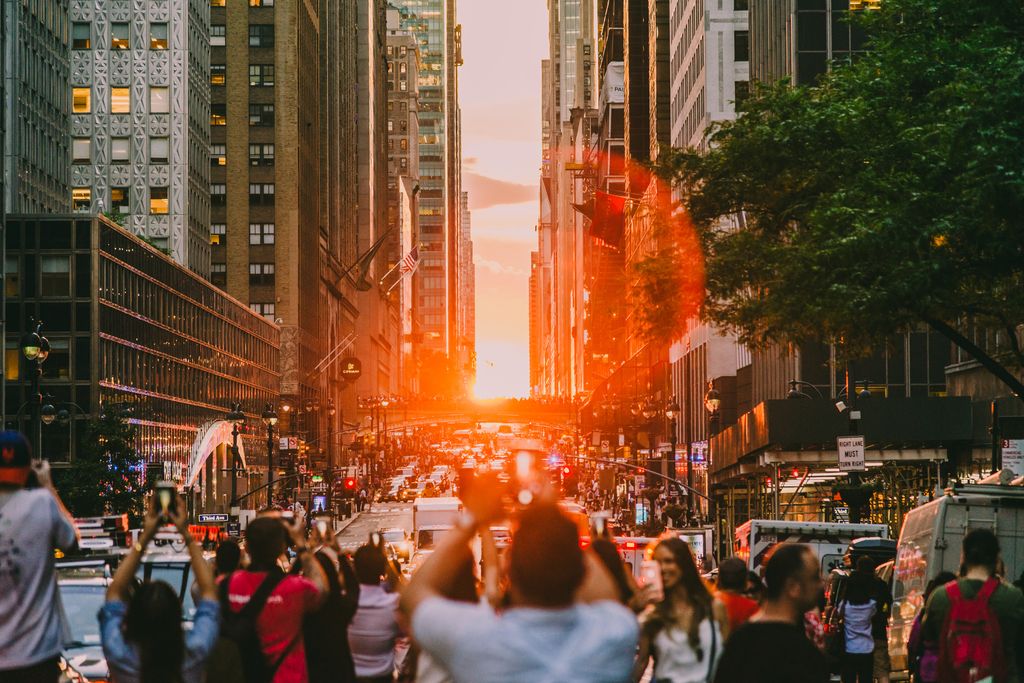 El fenómeno de Manhattanhenge solo ocurre cuatro veces al año y atrae a miles de fotógrafos y curiosos a las avenidas de Nueva York