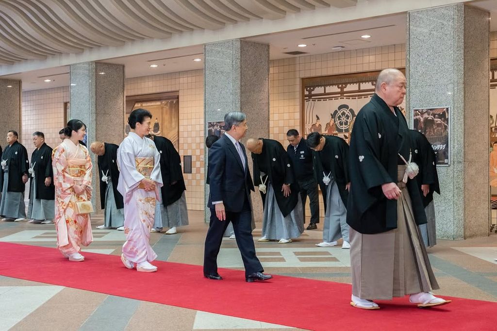 Naruhito y Masako de Kapón con su hija Aiko en un combate de sumo