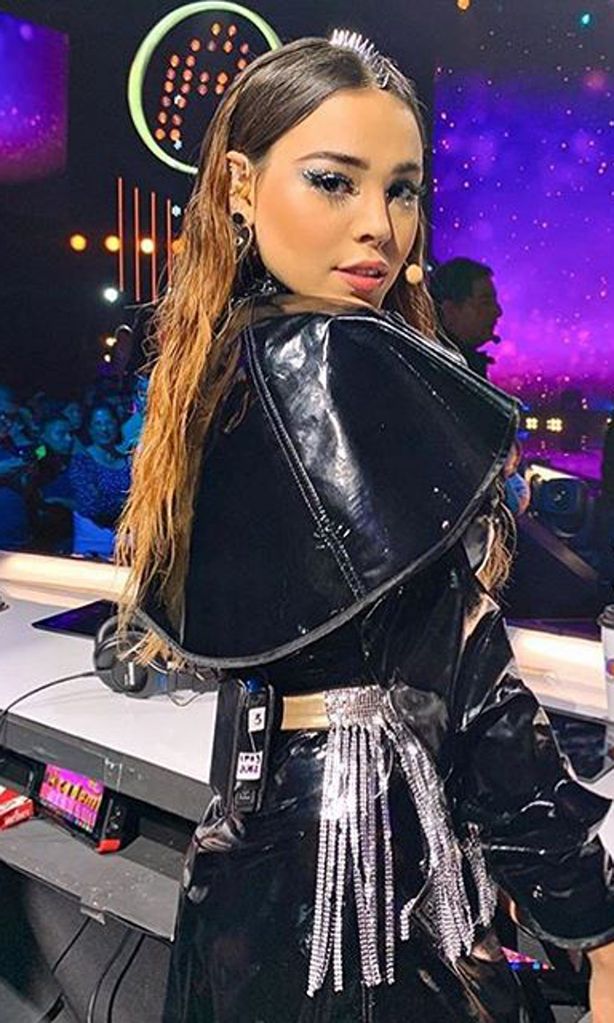 danna paola con accesorios de p as en el cabello