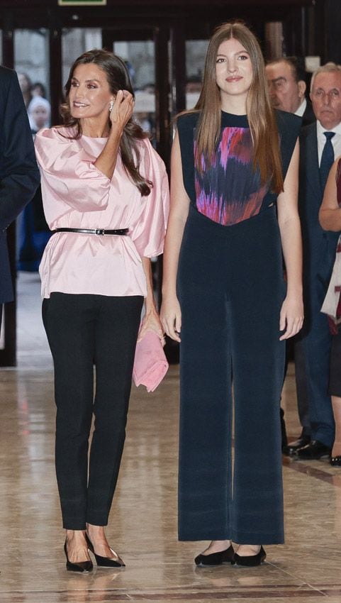 La reina Letizia impacta de rosa en el concierto previo a los Premios Princesa de Asturias 2023