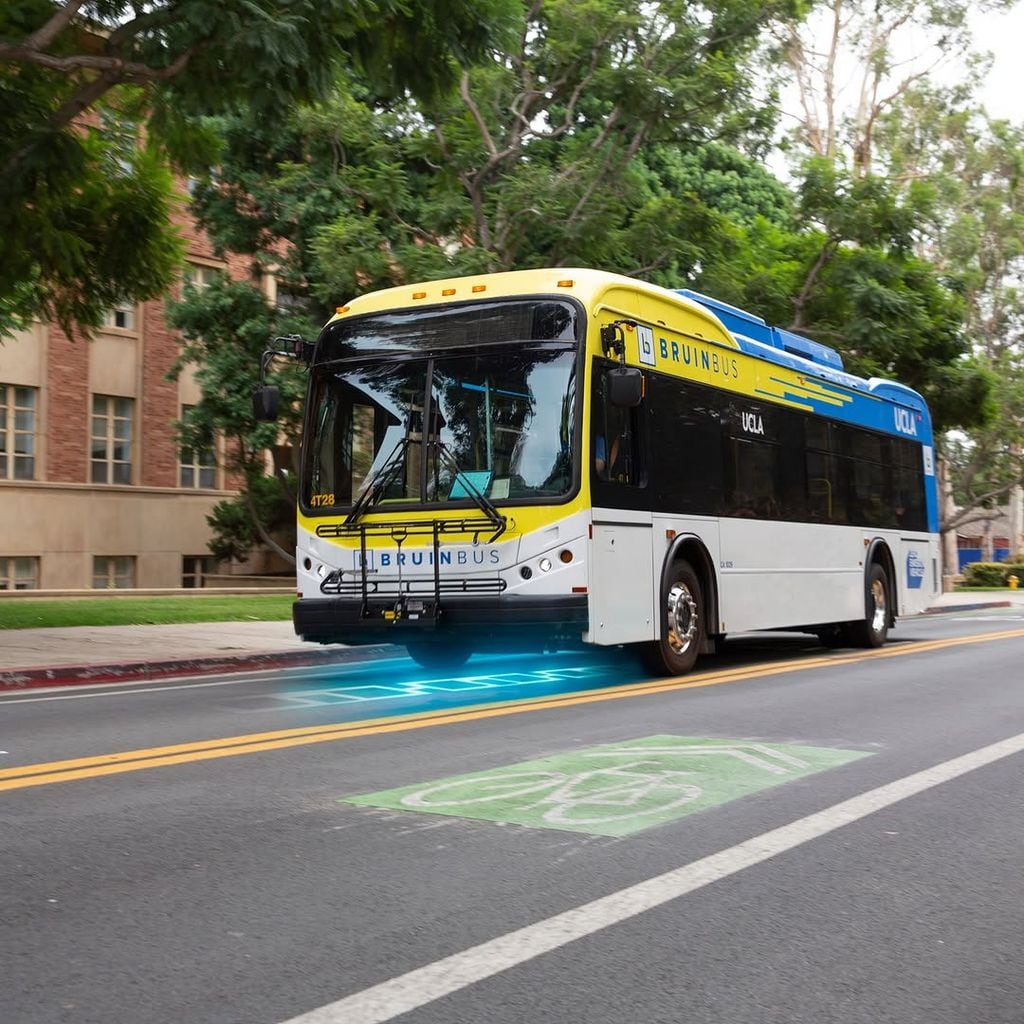 Autobús recargándose mientras circula 