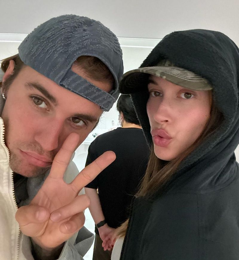 ¿Será niño o niña? Analizamos las pistas que ha dejado Hailey Bieber sobre su bebé 